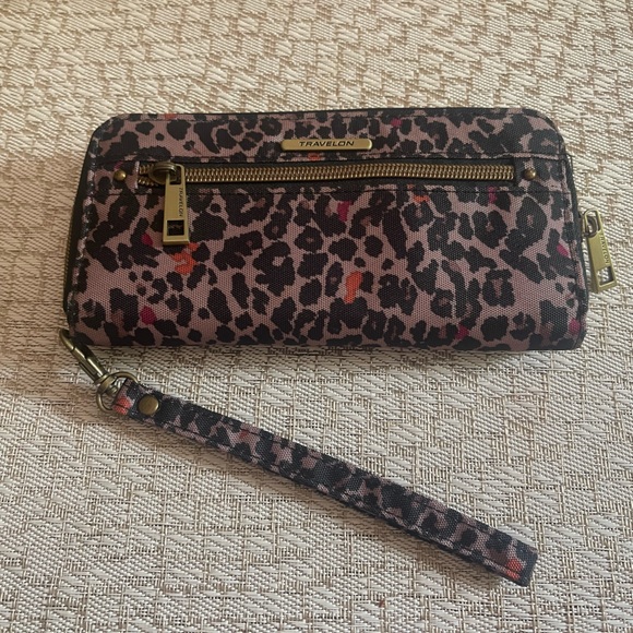 Travelon Leopard Print Wristlet Wallet - Black and gray - Picture 1 of 9